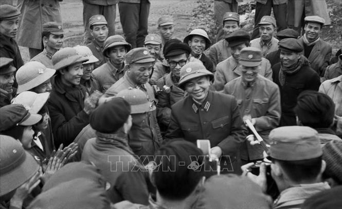 Trong ảnh: Đại tướng Võ Nguyên Giáp đến thăm các chiến sĩ tự vệ khu phố K và T (Hà Nội) đã chiến đấu dũng cảm mưu trí, bắn rơi máy bay E111 của Mỹ đêm 22/12/1972. Ảnh: Ngọc Quán - TTXVN