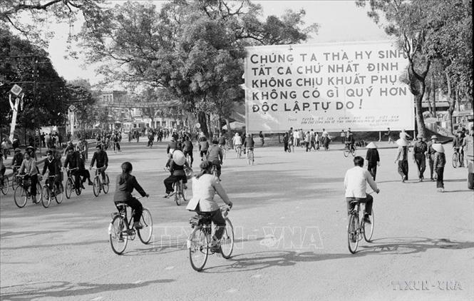 Trong ảnh: Đường phố Hà Nội trong những ngày giặc Mỹ đánh phá ác liệt cuối tháng 12/1972. Ảnh: TTXVN