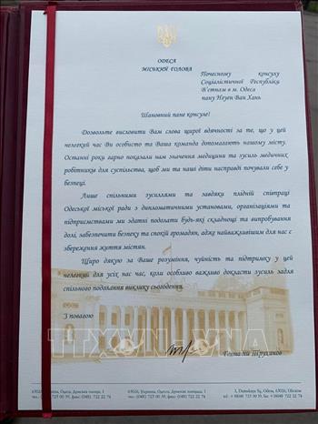 Trong ảnh: Thư cảm ơn cộng đồng người Việt tại Odessa của Thị trưởng Odessa, ông Gennady Trukhanov. Ảnh: TTXVN