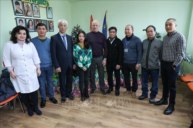 Trong ảnh: Thị trưởng Odessa, ông Gennady Trukhanov (giữa), Lãnh sự Danh dự Việt Nam tại Odessa Nguyễn Văn Khanh (đeo kính bên phải Thị trưởng). Ảnh: TTXVN