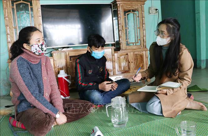 Phóng viên TTXVN trò chuyện với phụ huynh Nguyễn Thị Hồng, mẹ của em M.T.Đ, vụ việc học sinh bị thầy giáo tát. Ảnh: Nguyễn Oanh-TTXVN.