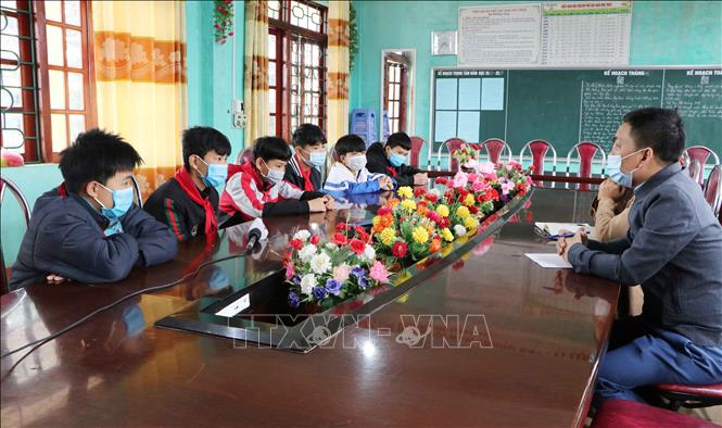 Phóng viên TTXVN trò chuyện với các em học sinh trong vụ việc thầy giáo tát học sinh tại lớp lớp 8C, Trường THCS xã Mường Cang, huyện Than Uyên, tỉnh Lai Châu được đăng tải trên facebook để tìm hiểu nguyên nhân. Ảnh: Nguyễn Oanh-TTXVN.