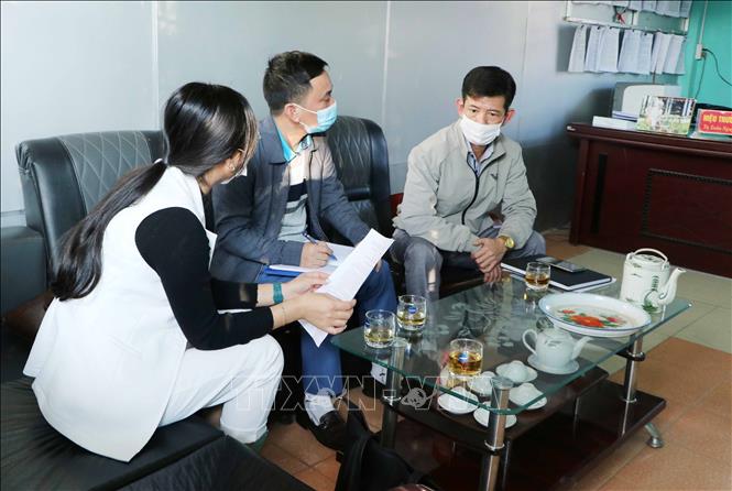 Phóng viên TTXVN làm việc với Hiệu trưởng Trường THCS xã Mường Cang, huyện Than Uyên, tỉnh Lai Châu  về vụ việc. Ảnh: Nguyễn Oanh-TTXVN.