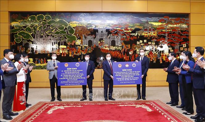 Phó Thủ tướng Lê Minh Khái bàn giao 2 tỷ Won do Tập đoàn Tài chính Hana (Hàn Quốc) ủng hộ cùng với BIDV để triển khai các hoạt động an sinh xã hội cho Phó Chủ tịch Ủy ban Trung ương MTTQ Việt Nam Phùng Khánh Tài và Tổng Thư ký, Chủ nhiệm Văn phòng Quốc hội Bùi Văn Cường bàn giao 200.000 liều vaccine COVAXIN cho trẻ em dưới 18 tuổi do Tập đoàn Bharat Biotech (Ấn Độ) ủng hộ; Chuyển giao toàn bộ công nghệ và 01 tấn nguyên liệu điều chế 4.750.000 viên thuốc MOVINAVIR 200mg điều trị COVID-19 do công ty Optimus Pharma (Ấn Độ) phối hợp với Công ty cổ phần hoá – dược phẩm Mekophar (Việt Nam). Ảnh: Doãn Tấn - TTXVN