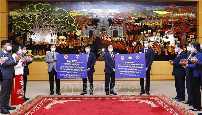 Phó Thủ tướng Lê Minh Khái bàn giao 2 tỷ Won do Tập đoàn Tài chính Hana (Hàn Quốc) ủng hộ cùng với BIDV để triển khai các hoạt động an sinh xã hội cho Phó Chủ tịch Ủy ban Trung ương MTTQ Việt Nam Phùng Khánh Tài và Tổng Thư ký, Chủ nhiệm Văn phòng Quốc hội Bùi Văn Cường bàn giao 200.000 liều vaccine COVAXIN cho trẻ em dưới 18 tuổi do Tập đoàn Bharat Biotech (Ấn Độ) ủng hộ; Chuyển giao toàn bộ công nghệ và 01 tấn nguyên liệu điều chế 4.750.000 viên thuốc MOVINAVIR 200mg điều trị COVID-19 do công ty Optimus Pharma (Ấn Độ) phối hợp với Công ty cổ phần hoá – dược phẩm Mekophar (Việt Nam). Ảnh: Doãn Tấn - TTXVN