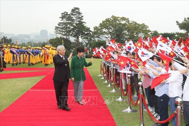 Trong ảnh: Tổng thống Hàn Quốc Park Geun-hye chủ trì lễ đón Tổng Bí thư Nguyễn Phú Trọng thăm cấp Nhà nước tới Hàn Quốc, ngày 2/10/2014, tại Phủ Tổng thống ở Thủ đô Seoul. Ảnh: Trí Dũng – TTXVN