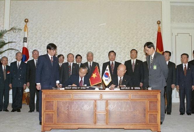 Trong ảnh: Sáng 12/4/1995, tại Phủ Tổng thống Hàn Quốc ở thủ đô Seoul, Bộ trưởng Ngoại giao Nguyễn Mạnh Cầm và Bộ trưởng Ngoại giao Hàn Quốc Gong Ro-myeong ký hiệp định về việc Hàn Quốc cho Việt Nam vay vốn ODA. Ảnh: Xuân Lâm-TTXVN