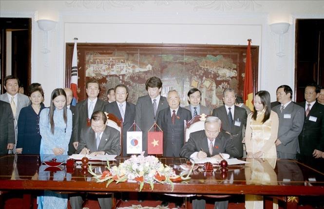 Trong ảnh: Chủ tịch Quốc hội Nguyễn Văn An và Chủ tịch Quốc hội Hàn Quốc Kim Won-ki ký thỏa thuận hợp tác giữa Quốc hội hai nước, ngày 15/1/2006, tại Hà Nội. Ảnh: Trí Dũng-TTXVN