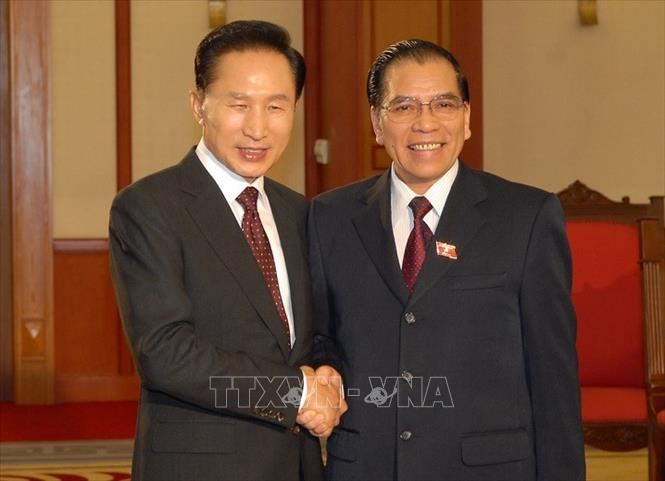 Trong ảnh: Tổng Bí thư Nông Đức Mạnh tiếp Tổng thống Hàn Quốc Lee Myung-bak thăm chính thức Việt Nam, ngày 20/10/2009, tại Hà Nội. Ảnh: Nhan Sáng – TTXVN