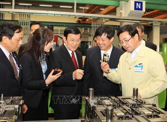  Trong ảnh: Chủ tịch nước Trương Tấn Sang thăm Công ty sản xuất điện thoại di động Samsung tại thành phố Gumi, Hàn Quốc, ngày 10/11/2011. Ảnh: Nguyễn Khang - TTXVN
