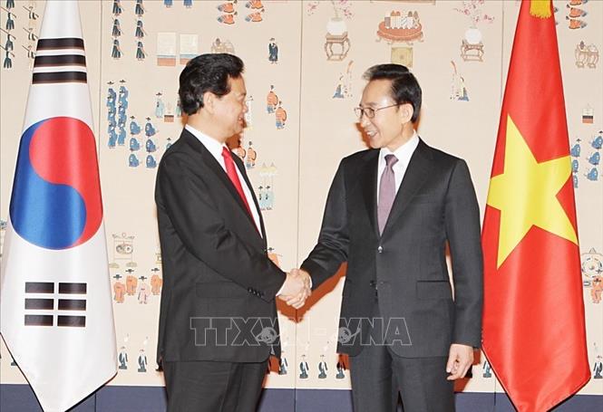 Trong ảnh: Tổng thống Hàn Quốc Lee Myung-bak đón Thủ tướng Nguyễn Tấn Dũng thăm chính thức Hàn Quốc, ngày 28/3/2012, tại Thủ đô Seoul. Ảnh: Đức Tám-TTXVN