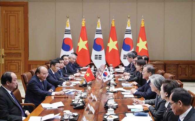 Trong ảnh: Thủ tướng Nguyễn Xuân Phúc hội đàm với Tổng thống Hàn Quốc Moon Jae-in trong chuyến thăm chính thức Đại Hàn Dân Quốc trong 2 ngày 27 - 28/11/2019 . Ảnh: Thống Nhất – TTXVN