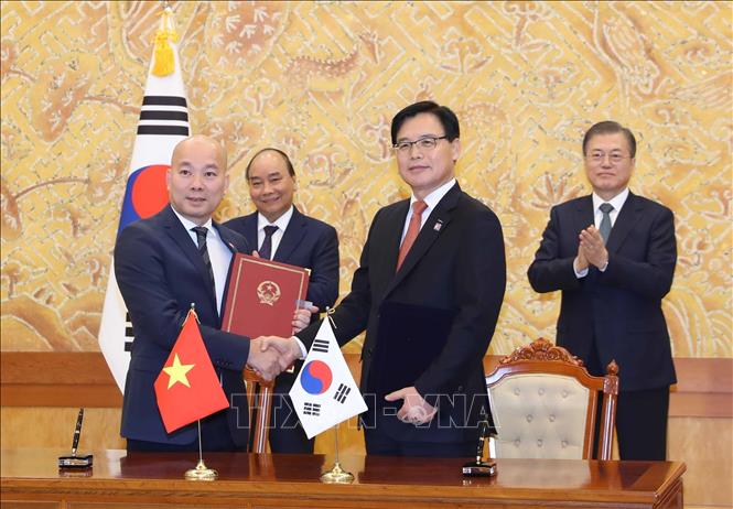 Trong ảnh: Thủ tướng Nguyễn Xuân Phúc và Tổng thống Hàn Quốc Moon Jae-in chứng kiến Lễ ký Bản ghi nhớ hợp tác giữa Cục xúc tiến thương mại Việt Nam (Viettrade) và Cơ quan xúc tiến thương mại và đầu tư Hàn Quốc (Kotra), ngày 27/11/2019. Ảnh: Thống Nhất – TTXVN