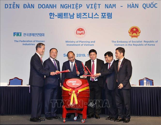 Trong ảnh: Thủ tướng Nguyễn Xuân Phúc và các đại biểu thực hiện nghi thức tại Lễ công bố kế hoạch khai thác loạt đường bay mới đến và đi Seoul từ Đà Lạt, Cần Thơ, Nha Trang và Phú Quốc của Hãng hàng không Vietjet trong chuyến thăm Hàn Quốc, ngày 28/11/2019. Ảnh: Thống Nhất – TTXVN