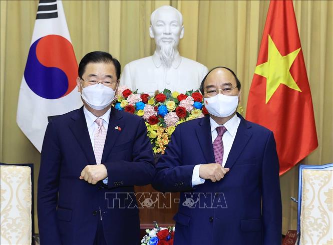Trong ảnh: Chủ tịch nước Nguyễn Xuân Phúc tiếp Bộ trưởng Ngoại giao Hàn Quốc Chung Eui Yong thăm chính thức Việt Nam, chiều 23/6/2021. Ảnh: Thống Nhất- TTXVN