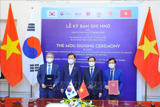Trong ảnh: Bộ trưởng Ngoại giao Bùi Thanh Sơn và Bộ trưởng Ngoại giao Hàn Quốc Chung Eui Yong chứng kiến Lễ ký Bản ghi nhớ giữa Viện Vệ sinh dịch tễ Trung ương và Cơ quan hợp tác quốc tế Hàn Quốc về Chương trình ứng phó Covid-19 (23/6/2021). Ảnh: Minh Đức - TTXVN