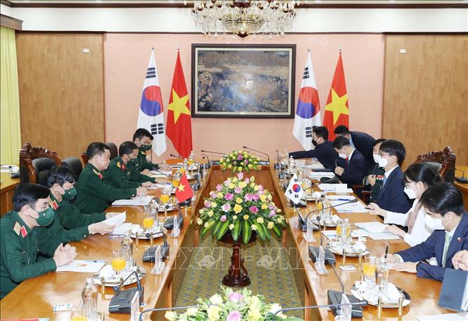 Trong ảnh: Thượng tướng Hoàng Xuân Chiến, Thứ trưởng Bộ Quốc phòng Việt Nam và Ngài Park Jae Min, Thứ trưởng Bộ Quốc phòng Hàn Quốc chủ trì Đối thoại Chính sách Quốc phòng Việt Nam - Hàn Quốc cấp Thứ trưởng lần thứ 9 (2021). Ảnh: Trọng Đức - TTXVN