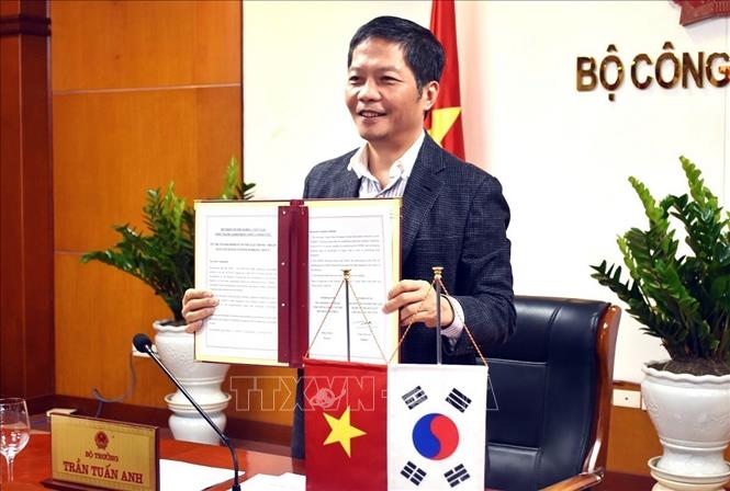 Trong ảnh: Ngày 13/4/2020, Bộ trưởng Bộ Công Thương Trần Tuấn Anh và Bộ trưởng Công nghiệp, Thương mại và Năng lượng Hàn Quốc Sung Yun-mo chủ trì hội đàm trực tuyến. Hai bộ trưởng đã trao đổi các biện pháp hợp tác phòng chống dịch bệnh, tháo gỡ khó khăn cho doanh nghiệp, đảm bảo duy trì, không gián đoạn và thúc đẩy quan hệ hợp tác song phương trong bối cảnh không thể gặp mặt trực tiếp do dịch COVID-19. Hai bên cũng nhất trí cần sớm triển khai các giải pháp của kế hoạch thực hiện mục tiêu kim ngạch thương mại 100 tỷ USD như lãnh đạo hai nước đề ra và ký Quyết định trực tuyến thành lập nhóm công tác xây dựng hệ thống trao đổi dữ liệu C/O điện tử trong khuôn khổ Hiệp định Thương mại tự do Việt Nam – Hàn Quốc. Ảnh: Trần Việt - TTXVN