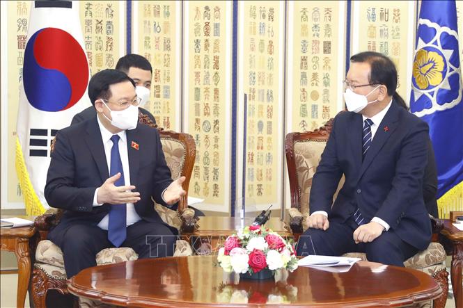 Trong ảnh: Chủ tịch Quốc hội Vương Đình Huệ hội kiến Thủ tướng Hàn Quốc Kim Bu-gyeom trong chuyến thăm chính thức Hàn Quốc, chiều 14/12/2021. Ảnh: Doãn Tấn – TTXVN