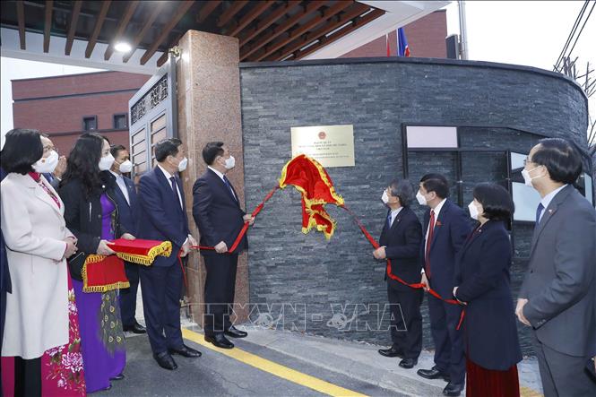 Trong ảnh: Chủ tịch Quốc hội Vương Đình Huệ thăm và đặt biển tên trụ sở mới của Đại sứ quán Việt Nam tại Hàn Quốc, chiều 14/12/2021. Ảnh: Doãn Tấn - TTXVN