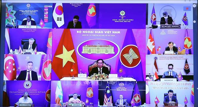 Trong ảnh: Tiếp tục chương trình Hội nghị Bộ trưởng Ngoại giao ASEAN lần thứ 54 (AMM-54), Bộ trưởng Bộ Ngoại giao Bùi Thanh Sơn tham dự Hội nghị Bộ trưởng Ngoại giao ASEAN – Hàn Quốc theo hình thức trực tuyến. Ảnh: Phạm Kiên - TTXVN