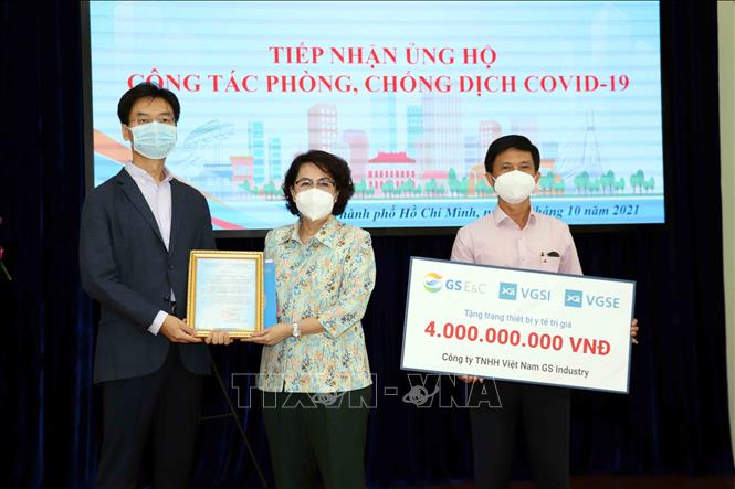Trong ảnh: Chủ tịch Ủy ban MTTQ Việt Nam Thành phố Hồ Chí Minh Tô Thị Bích Châu (giữa) trao thư cảm ơn các doanh nghiệp Hàn Quốc tại lễ tiếp nhận kinh phí, trang thiết bị y tế trị giá hơn 5,9 tỷ đồng do Tổng lãnh sự Hàn Quốc tại Thành phố Hồ Chí Minh và các doanh nghiệp thành viên Hiệp hội Doanh nghiệp Hàn Quốc (Kocham) ủng hộ công tác phòng, chống dịch COVID-19 (2021). Ảnh: Xuân Khu-TTXVN