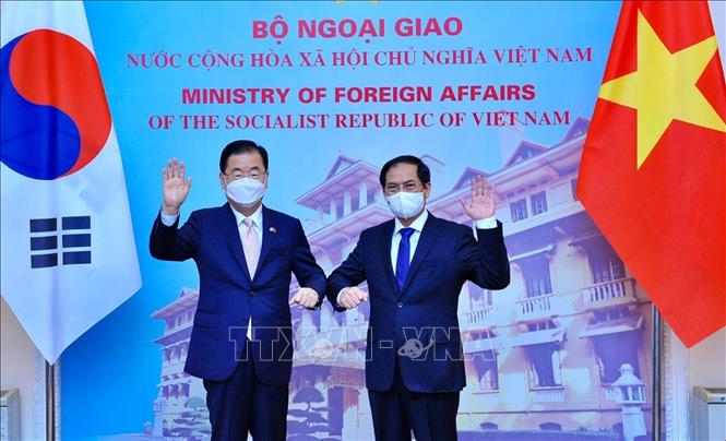 Trong ảnh: Bộ trưởng Bộ Ngoại giao Bùi Thanh Sơn đón và hội đàm với Bộ trưởng Bộ Ngoại giao Hàn Quốc Chung Eui Yong sang thăm chính thức Việt Nam Ảnh: Minh Đức  - TTXVN