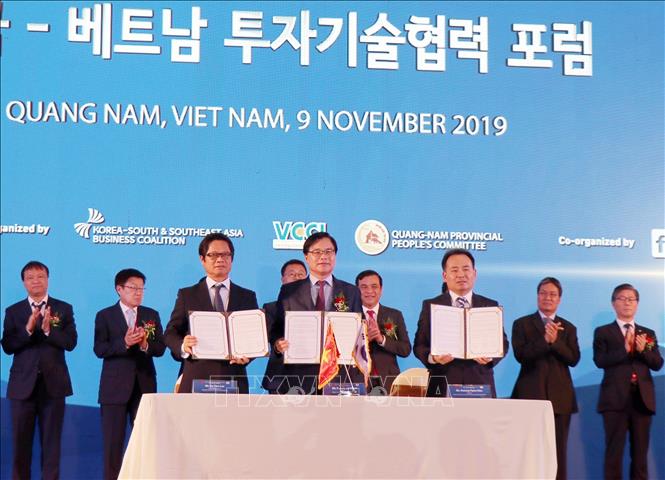 Trong ảnh: Ký kết thỏa thuận hợp tác giữa các doanh nghiệp Hàn Quốc với Phòng Thương mại và Công nghiệp Việt Nam (VCCI) tại Hội nghị Thượng đỉnh Kinh doanh Việt Nam – Hàn Quốc diễn ra ngày 9/11/2019. Ảnh: Trần Tĩnh – TTXVN
