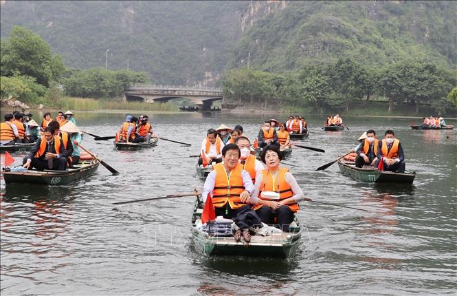 Trong ảnh: Chủ tịch Quốc hội Hàn Quốc Park Byeong-Seug cùng phu nhân (thuyền đầu) thăm Quần thể danh thắng Tràng An trong chuyến thăm Việt Nam ngày 1/11/2020. Ảnh: Đức Phương – TTXVN