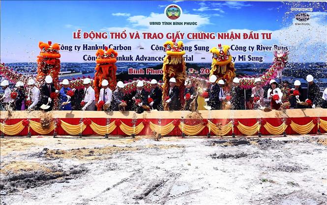 Trong ảnh: Lễ động thổ xây dựng đồng loạt 5 dự án vốn đầu tư Hàn Quốc tại Khu liên hợp Công nghiệp và Đô thị Becamex - Bình Phước và trao giấy chứng nhận đầu tư cho 5 doanh nghiệp Hàn Quốc với số vốn đăng ký kinh doanh hơn 80 triệu USD, ngày 16/3/2018. Ảnh: Dương Chí Tưởng - TTXVN