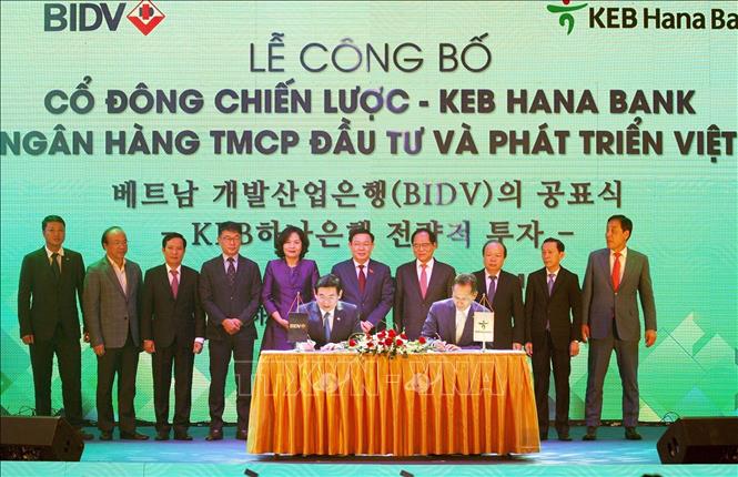 Trong ảnh: Tối 11/11/2019, tại Hà Nội diễn ra Lễ công bố cổ đông chiến lược - KEB HANA BANK (Hàn Quốc) của Ngân hàng Thương mại cổ phần Đầu tư và Phát triển Việt Nam (BIDV). Phó Thủ tướng Vương Đình Huệ đến dự và chứng kiến ký kết thoả thuận giữa hai ngân hàng. Ảnh: Nguyễn Dân - TTXVN
