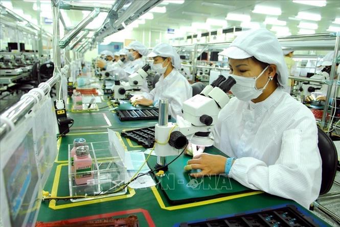 Trong ảnh: Sản xuất linh kiện điện tử tại Công ty TNHH Doosung Tech Viet Nam (100% vốn đầu tư của Hàn Quốc), tại khu công nghiệp Lương Sơn (Hòa Bình). Ảnh: Danh Lam – TTXVN