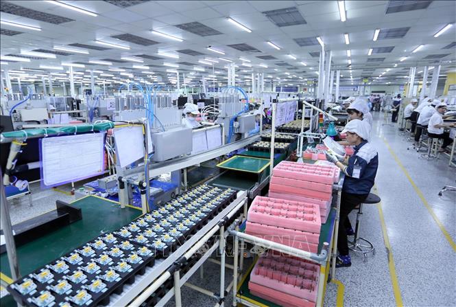 Trong ảnh: Dây chuyền sản xuất bản mạch điện tử tại Công ty TNHH Nexcon Việt Nam, vốn đầu tư của Hàn Quốc tại Bắc Ninh. Ảnh: Danh Lam – TTXVN