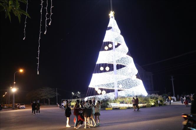 Trong ảnh: Một cây thông Noel kết bằng đèn nhấp nháy hấp dẫn giới trẻ tại thành phố Ninh Bình. Ảnh: Đức Phương - TTXVN