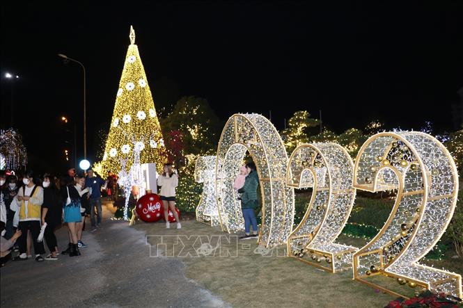 Trong ảnh: Người dân thành phố Ninh Bình hòa mình vào không khí đón Giáng sinh sớm. Ảnh: Đức Phương - TTXVN