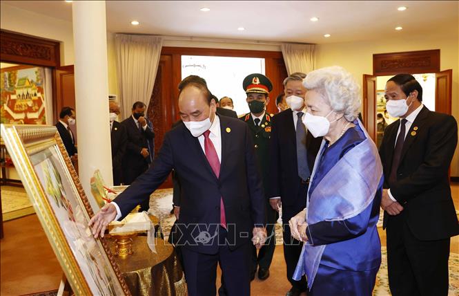 Chủ tịch nước Nguyễn Xuân Phúc tặng quà cho Hoàng Thái hậu Norodom Monineath Sihanouk. Ảnh: Thống Nhất – TTXVN
