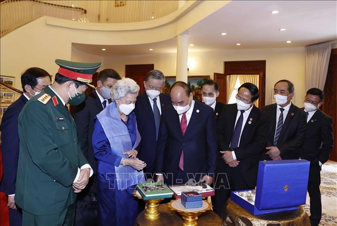 Chủ tịch nước Nguyễn Xuân Phúc tặng quà cho Hoàng Thái hậu Norodom Monineath Sihanouk. Ảnh: Thống Nhất – TTXVN
