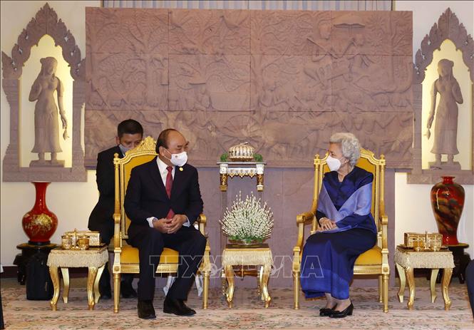 Chủ tịch nước Nguyễn Xuân Phúc gặp Hoàng Thái hậu Norodom Monineath Sihanouk. Ảnh: Thống Nhất – TTXVN
