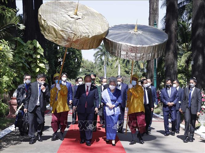 Chủ tịch nước Nguyễn Xuân Phúc gặp Hoàng Thái hậu Norodom Monineath Sihanouk. Ảnh: Thống Nhất – TTXVN