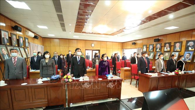 Các đại biểu thực hiện nghi lễ chào cờ. Ảnh: Văn Điệp - TTXVN