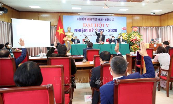 Đại biểu biểu quyết thông qua Nghị quyết Đại hội. Ảnh: Văn Điệp - TTXVN