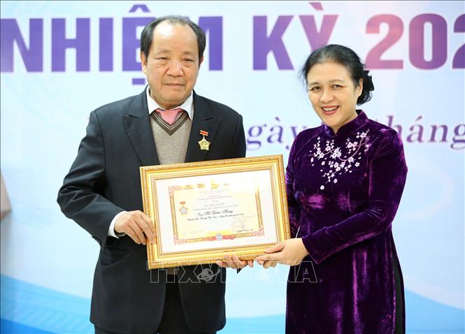 Chủ tịch Liên hiệp các tổ chức hữu nghị Việt Nam Nguyễn Phương Nga trao Kỷ niệm chương tặng Chủ tịch Hội hữu nghị Việt Nam - Mông Cổ khóa IV Hồ Xuân Hùng. Ảnh: Văn Điệp - TTXVN