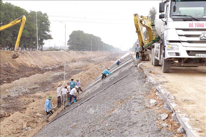 Trong ảnh: Thi công dự án cải tạo, bê tông hoá công trình thuỷ lợi sông Đồng Khởi thuộc địa bàn huyện Gia Bình + Lương Tài. Ảnh: Vũ Sinh – TTXVN