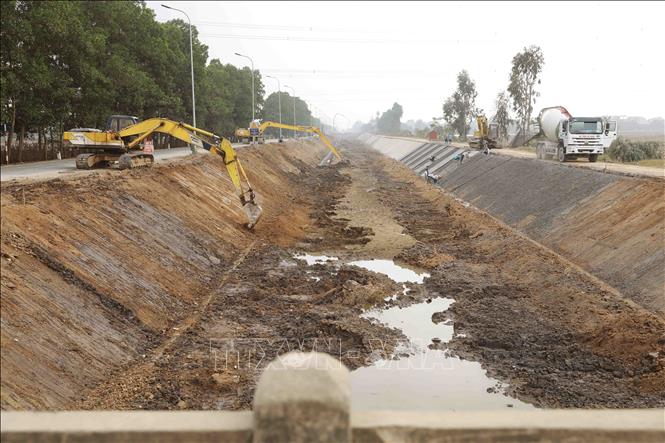 Trong ảnh: Nhằm nâng cao hiệu quả tưới, tiêu của công trình, năm 2021 ngành nông nghiệp tỉnh Bắc Ninh đầu tư 99 tỷ đồng để cải tạo, bê tông hoá công trình thuỷ lợi sông Đồng Khởi thuộc địa bàn huyện Gia Bình + Lương Tài. Ảnh: Vũ Sinh – TTXVN