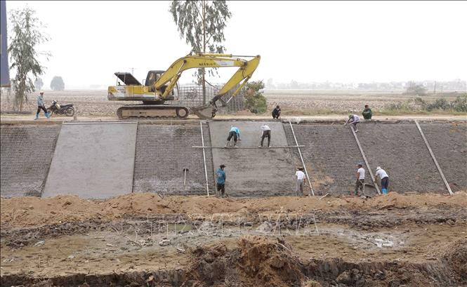 Trong ảnh: Thi công dự án cải tạo, bê tông hoá công trình thuỷ lợi sông Đồng Khởi thuộc địa bàn huyện Gia Bình + Lương Tài. Ảnh: Vũ Sinh – TTXVN