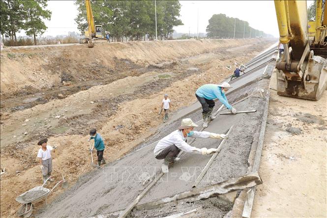 Trong ảnh: Thi công dự án cải tạo, bê tông hoá công trình thuỷ lợi sông Đồng Khởi thuộc địa bàn huyện Gia Bình + Lương Tài. Ảnh: Vũ Sinh – TTXVN