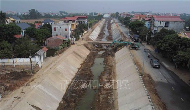 Trong ảnh: Nhằm nâng cao hiệu quả tưới, tiêu của công trình, năm 2021 ngành nông nghiệp tỉnh Bắc Ninh đầu tư 99 tỷ đồng để cải tạo, bê tông hoá công trình thuỷ lợi sông Đồng Khởi thuộc địa bàn huyện Gia Bình + Lương Tài. Ảnh: Vũ Sinh – TTXVN