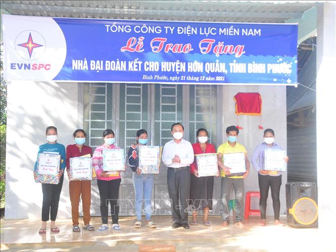 Trong ảnh: Lễ trao tặng nhà cho người nghèo. Ảnh: TTXVN phát