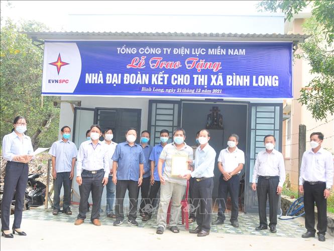Trong ảnh: Lễ trao tặng nhà cho người nghèo. Ảnh: TTXVN phát