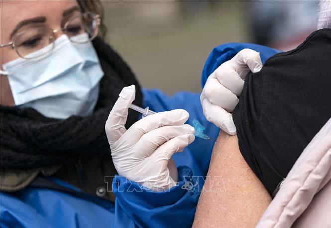 Trong ảnh (tư liệu): Nhân viên y tế tiêm vaccine phòng COVID-19 cho người dân tại Trelleborg, miền Nam Thuỵ Điển, ngày 19/11/2020. Ảnh: AFP/TTXVN